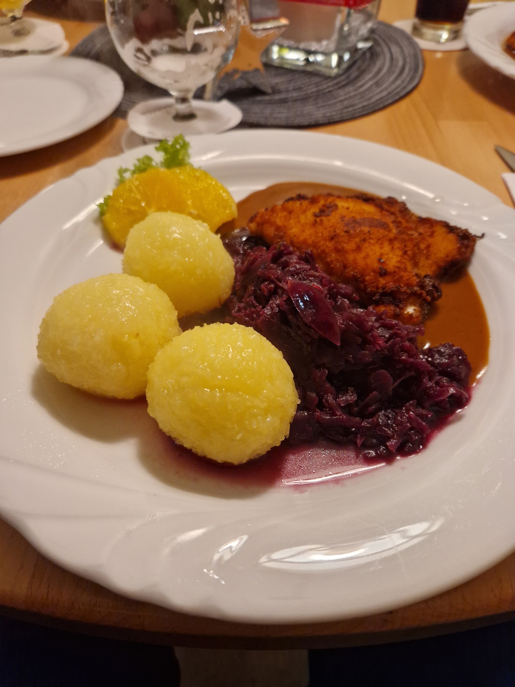 Schnitzel mit Rotkohl & Kartoffelklößen